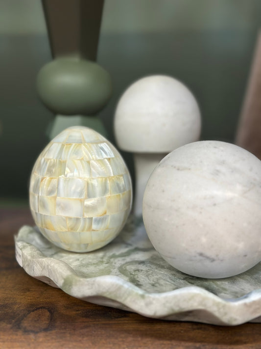 Sphère en marbre blanc