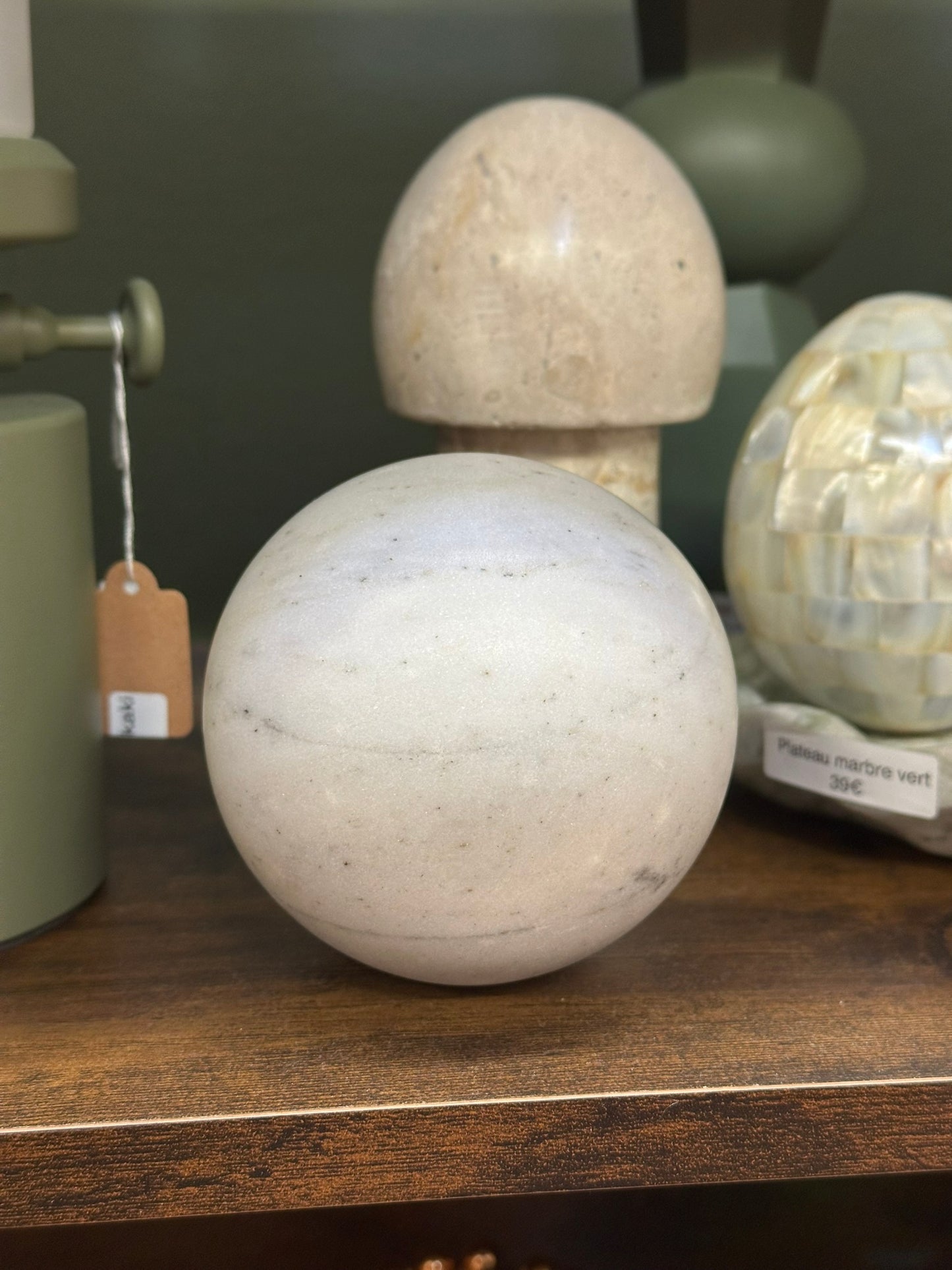 Sphère en marbre blanc