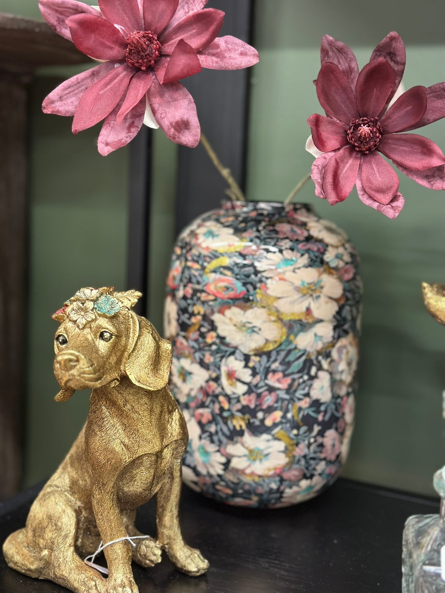Figurine chien doré