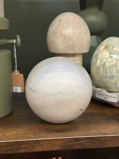 Sphère en marbre blanc