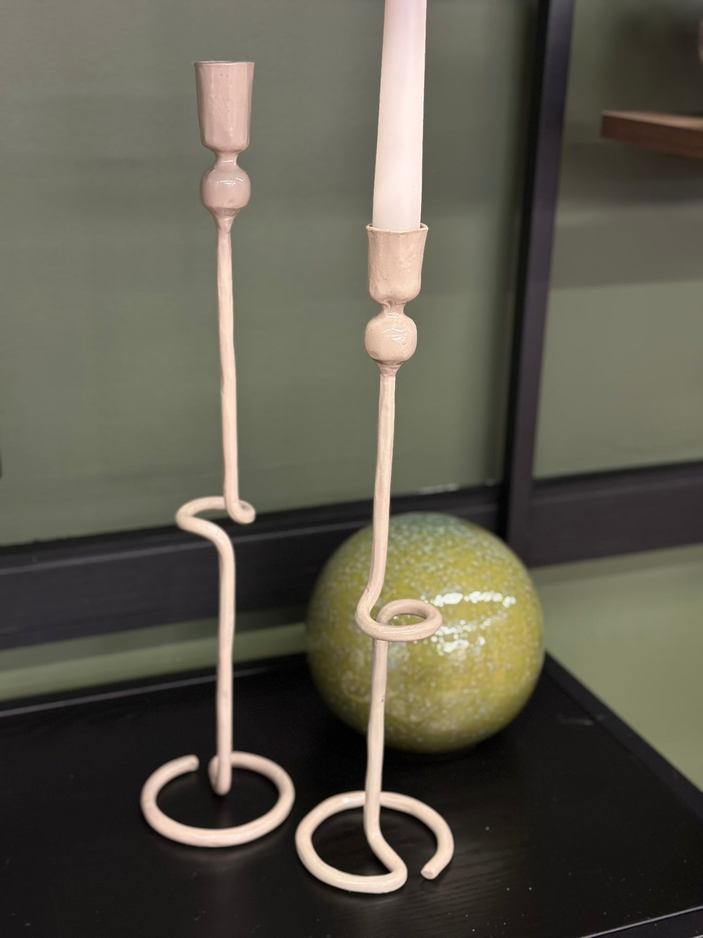 Bougeoir beige tige abstraite - 34 cm